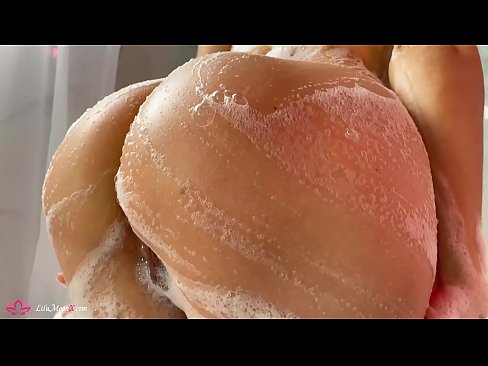❤️ Brunetka masturbuje kundičku s vibrátorom až do intenzívneho orgazmu v sprche ❤️ Anal porno na nás ️❤