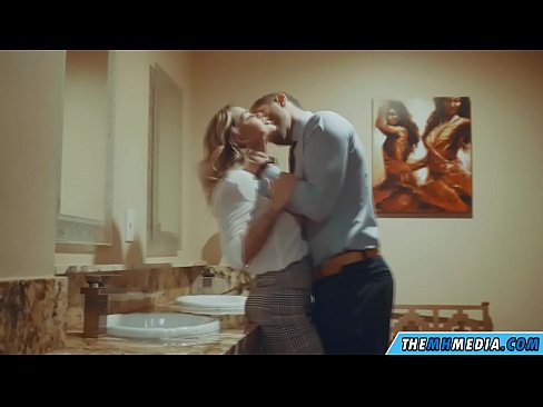 ❤️ Keď vás prsnatá blondínka zvádza na verejných toaletách ❤️ Anal porno na nás ️❤